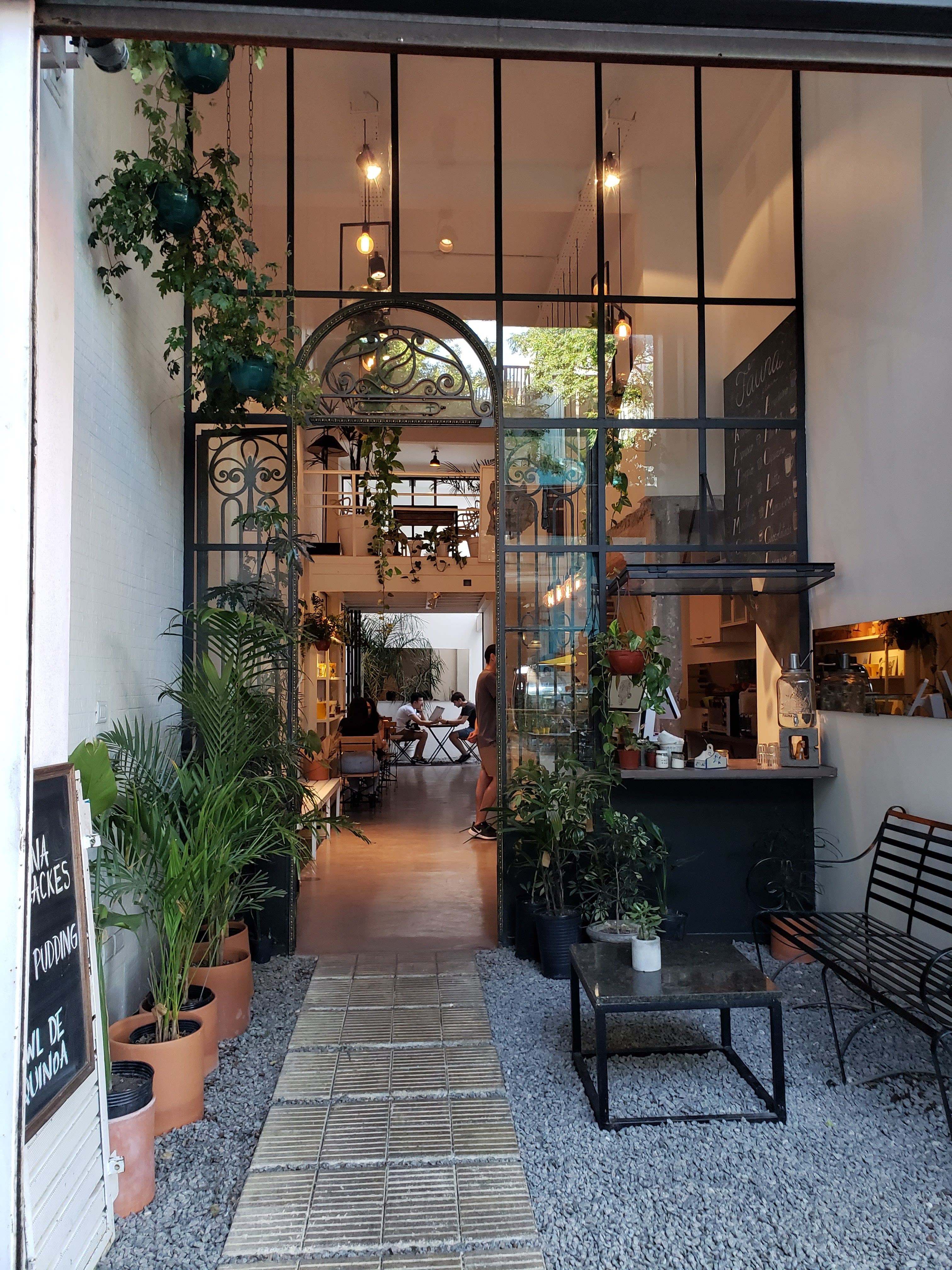 FAUNA Café y Flora en Buenos Aires, Buenos Aires, Argentina - Cafeterias pet friendly