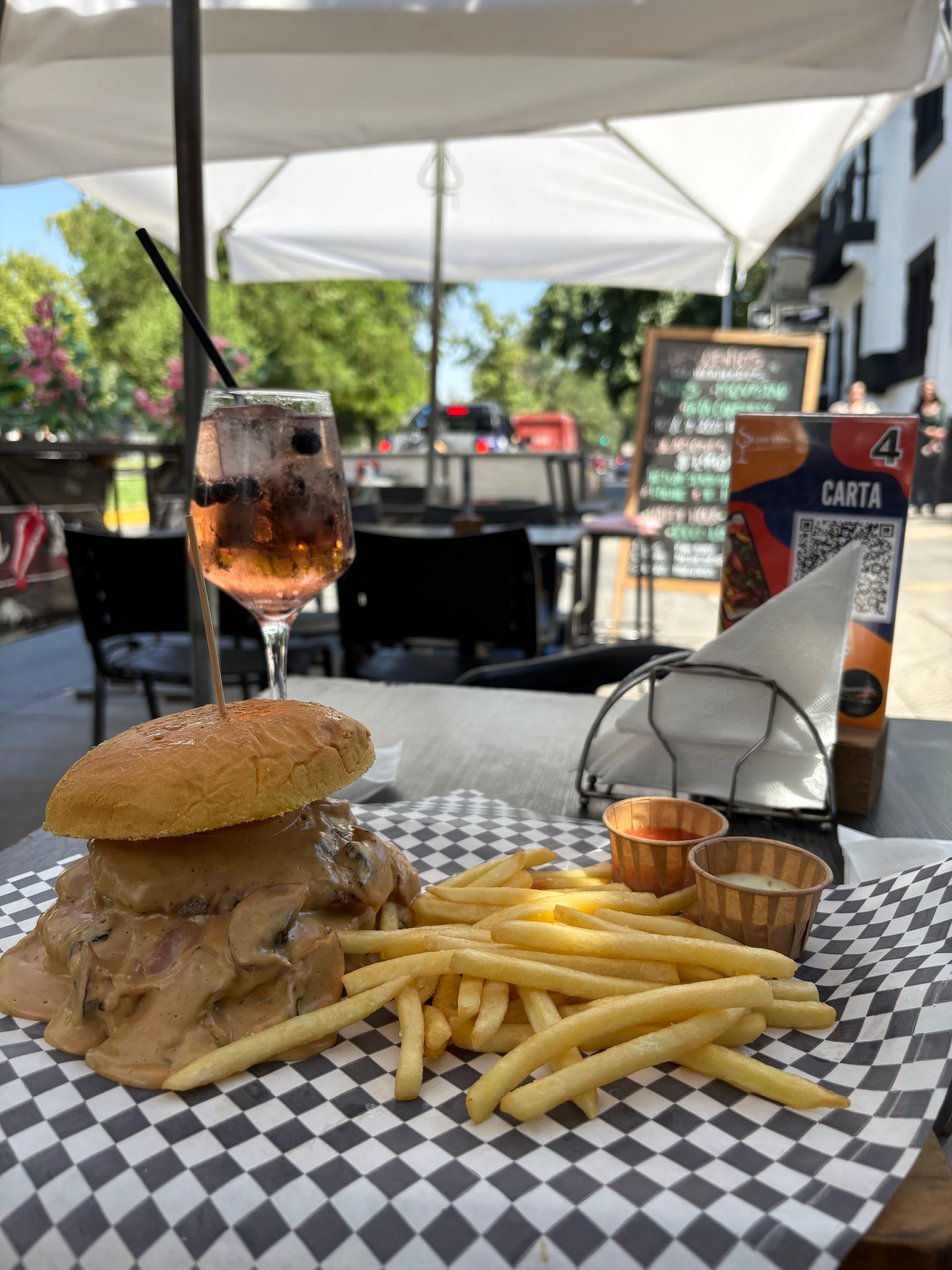 Hambrientos Providencia 2 en Santiago, Metropolitana de Santiago, Chile - Restaurantes pet friendly