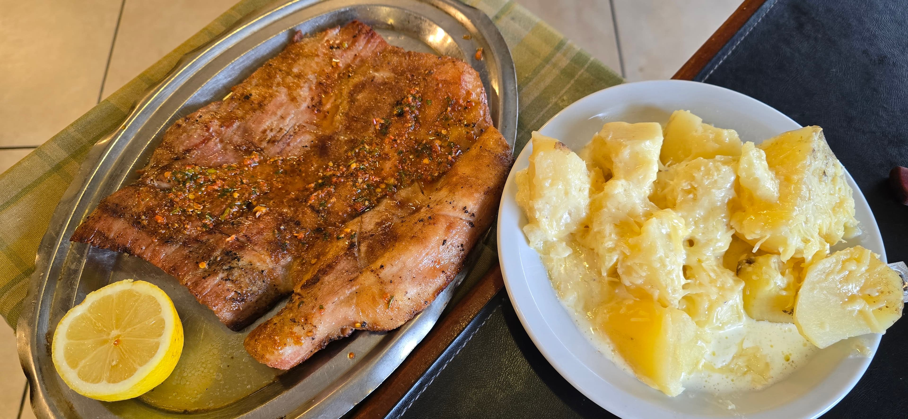 La Querencia Parrilla 2 en San Miguel de Tucumán, Tucumán, Argentina - Restaurantes pet friendly