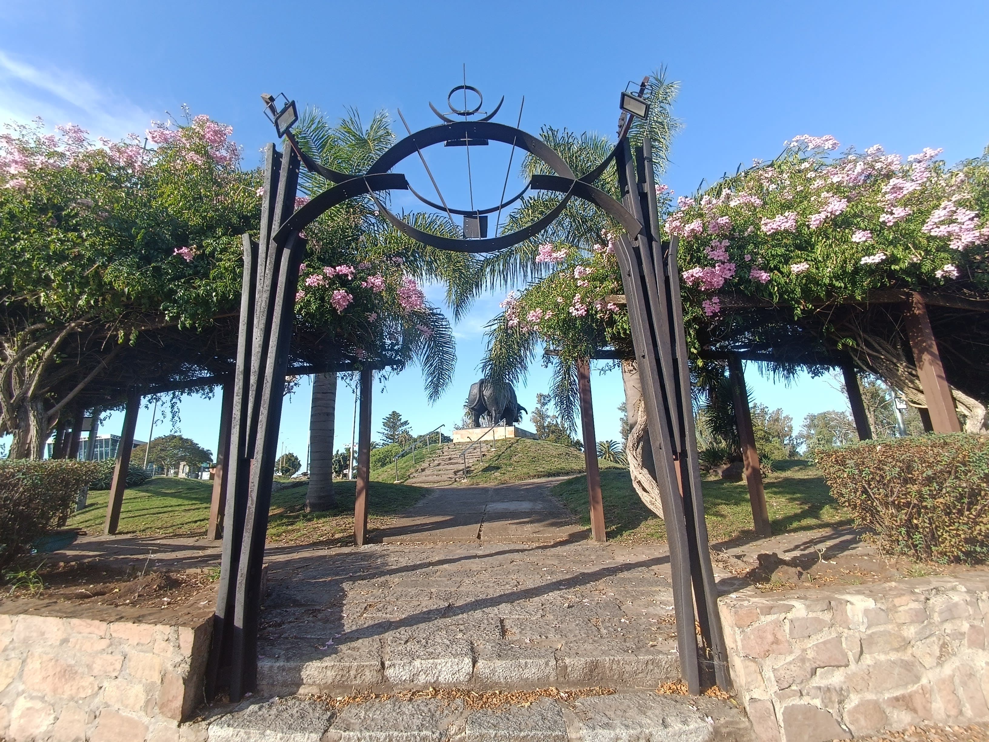 Monumento al Toro 2 en Paso de los Toros, Tacuarembó, Uruguay - Parques pet friendly