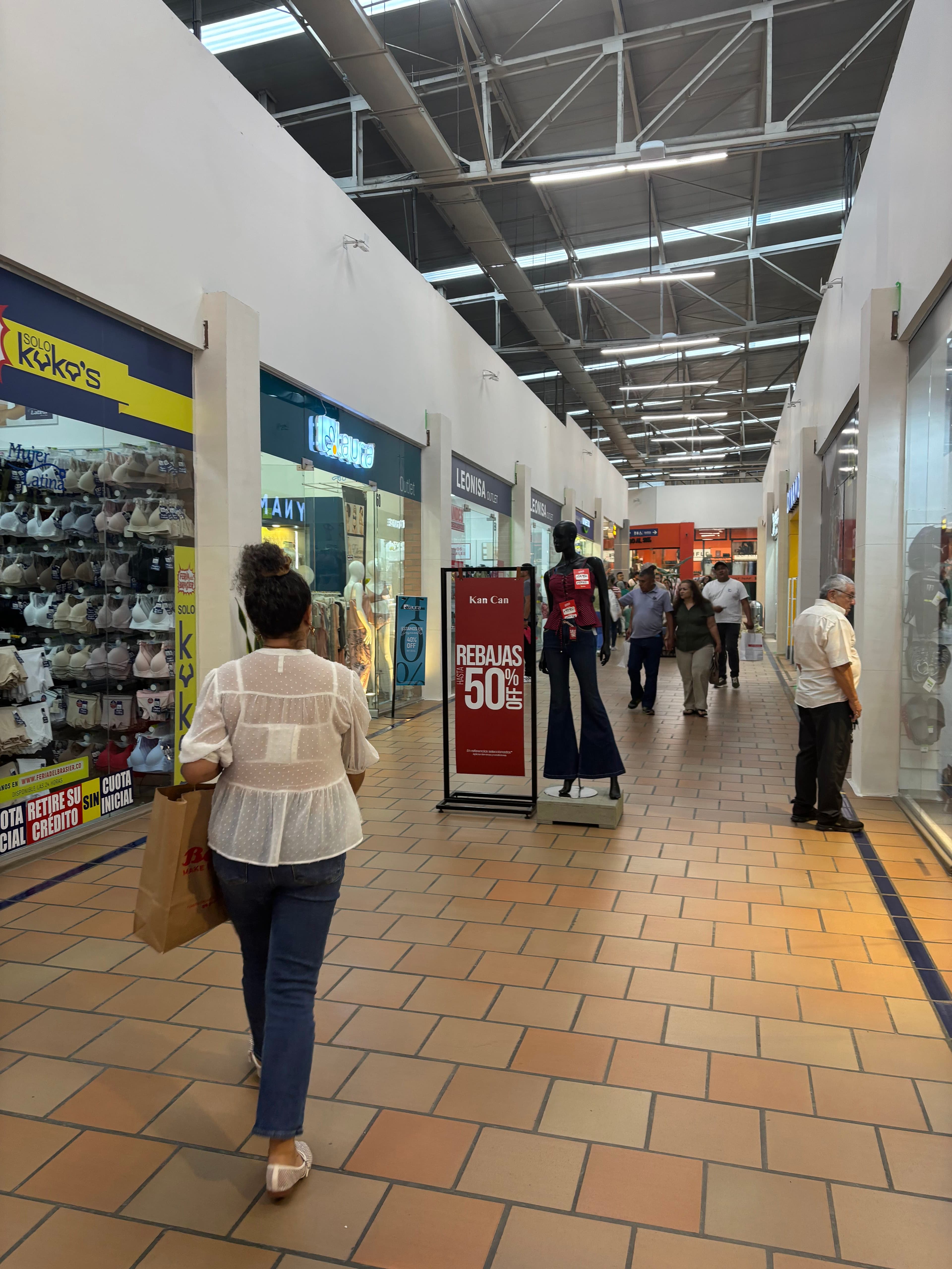 Único Centro Comercial - Outlets 2 en Dosquebradas, Risaralda, Colombia - Fundaciones